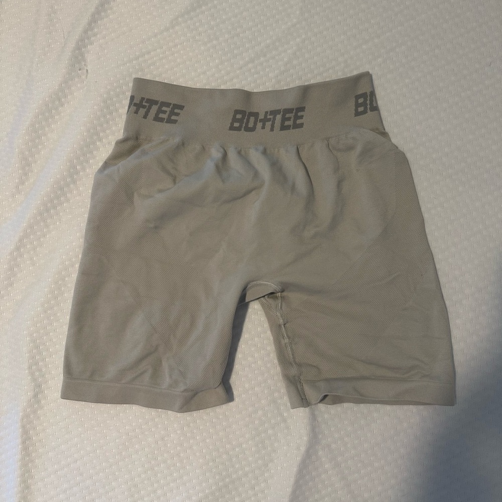 light grey Bo+Tee scrunch shorts